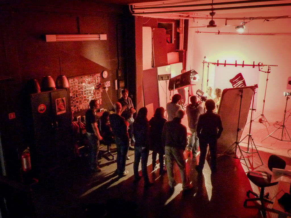 Instudio.org Backstage video shooting con luci e continue e filtri colorati all'interno della sala A