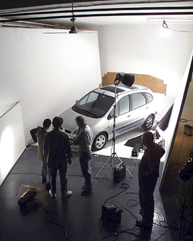 Instudio.org vista dall'alto di un gruppo di lavoro intorno al set fotografico per la pubblicità della Renault in sala A