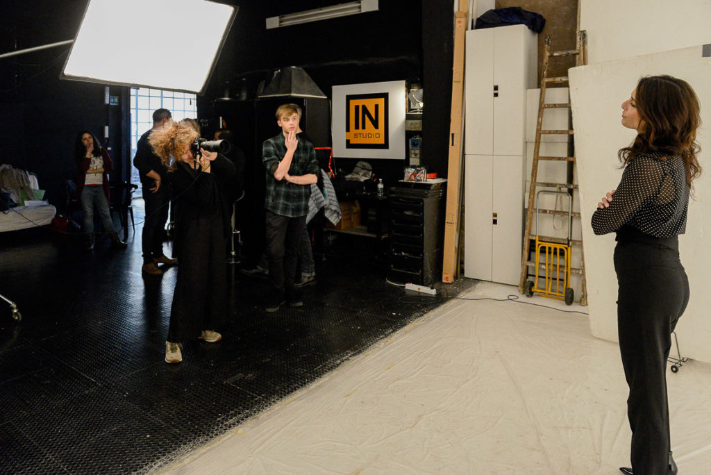Instudio.org Backstage shooting attori in sala posa con Marina Alessi in Sala A