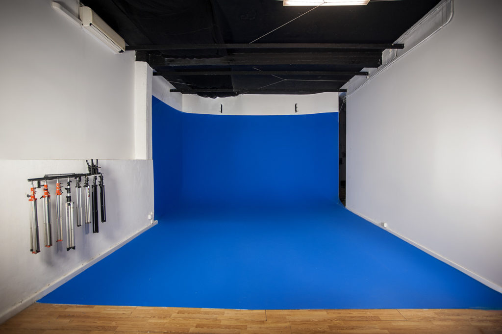 Instudio-org Il grande blue screen in muratura della Sala C consente una perfettaintegrazione di sfondi virtualied effetti speciali