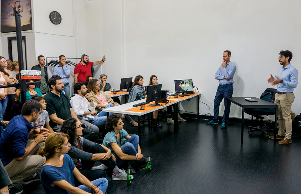 Instudio.org sala B grande concentrazione durante l'intervento del docente di marketing sull'uso dei Seo e delle parole chiave