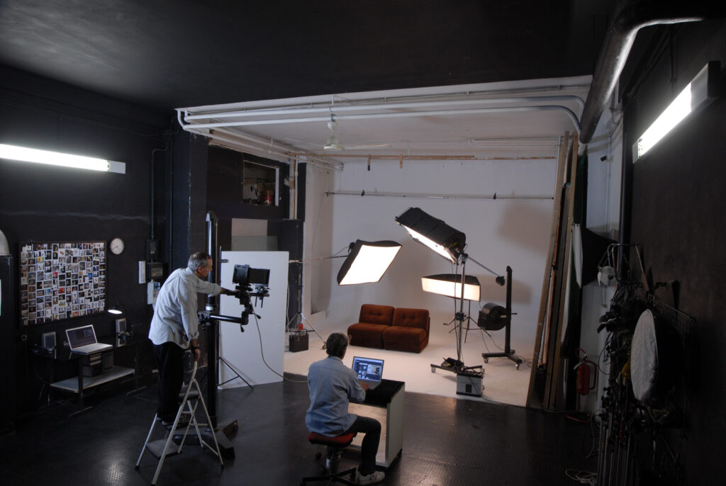 Instudio.org un team di professionisti in azione nella Sala A per uno shooting di arredamento