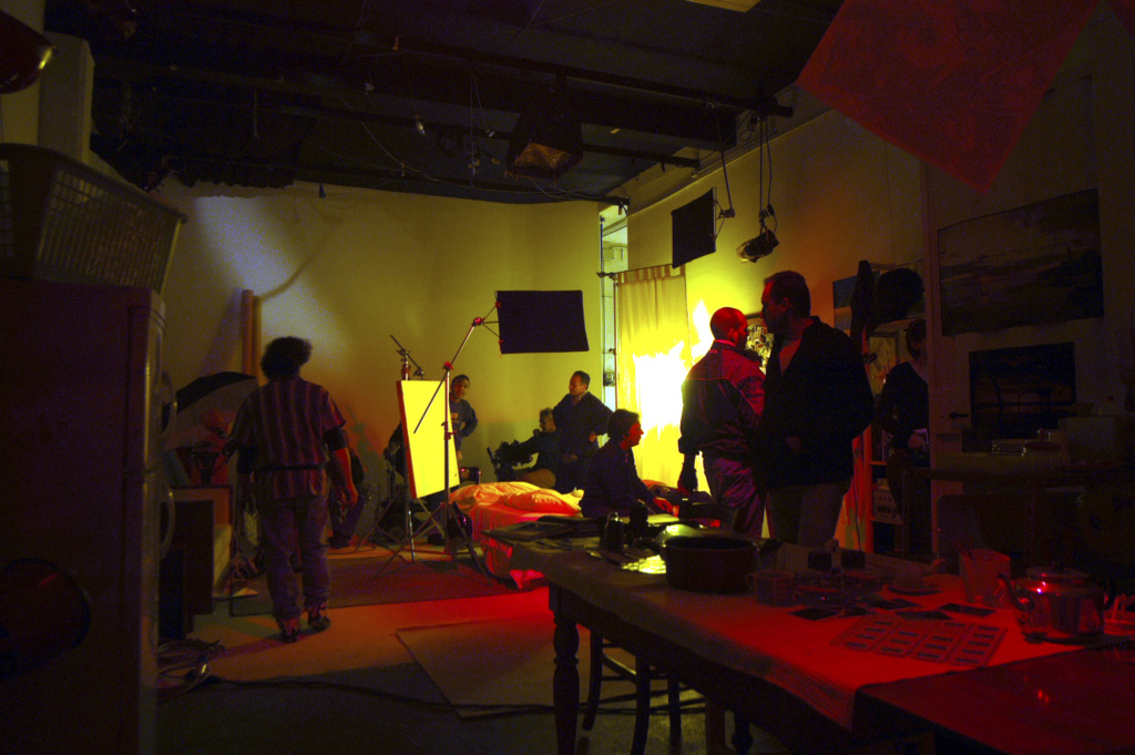 Instudio.org troupe al lavoro per le atmosfere intriganti per le riprese video di una serie televisiva girata nella sala C